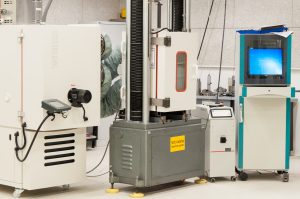 elektromechanische Universalprüfmaschine (250 kN) mit Klimatisierungskammer (-72 °C bis +180 °C)